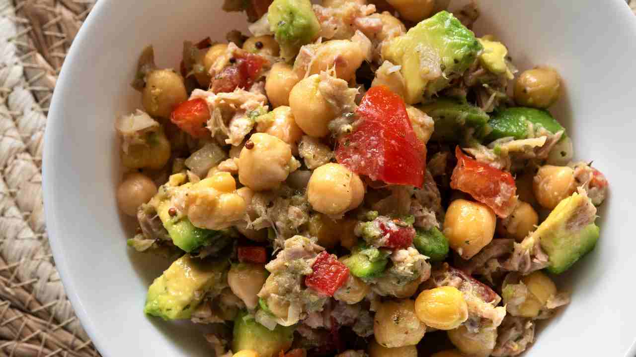 Insalata di ceci con pomodori e avocado