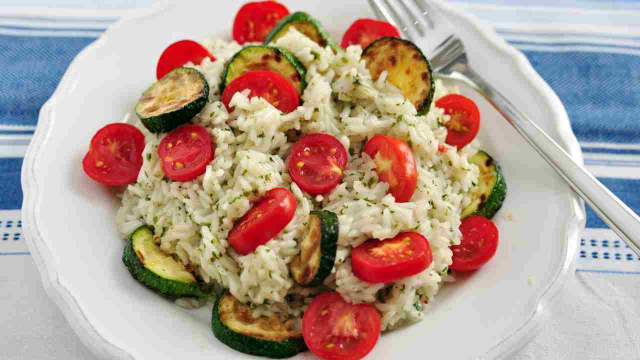insalata di riso con zucchine e pomodorini