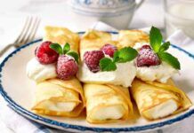Altro che millefoglie e tartellette in meno di 10 minuti ti risolvo il dessert di fine pasto, non desiderano altro, da provare subito! Involtini di crepes con yogurt RicettaSprint