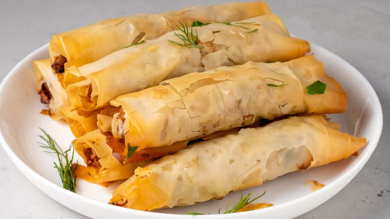 Involtini di pasta fillo con melanzane e salsicce