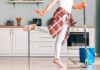 Donna che lava pavimento della cucina