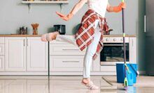 Donna che lava pavimento della cucina
