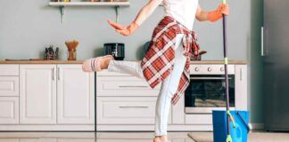 Donna che lava pavimento della cucina
