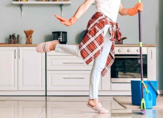 Donna che lava pavimento della cucina