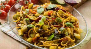 Taglio tutto a pezzetti, salto in padella e via: le linguine all’ortolana sono il mio piatto salva pranzo, sempre vincente