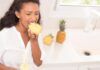 Donna che mangia ananas