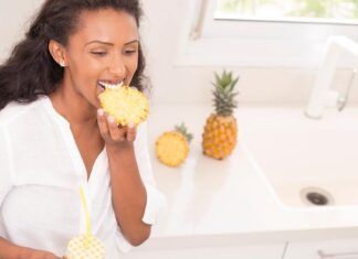 Donna che mangia ananas