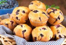 In dispensa non mancano mai ne faccio sempre una scorta di questi muffin, pronti in 5 minuti e solo 120 Kcal Muffin all'acqua con mirtilli RicettaSprint