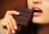 Donna che mangia cioccolato