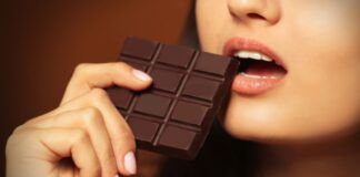 Donna che mangia cioccolato