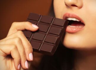 Donna che mangia cioccolato