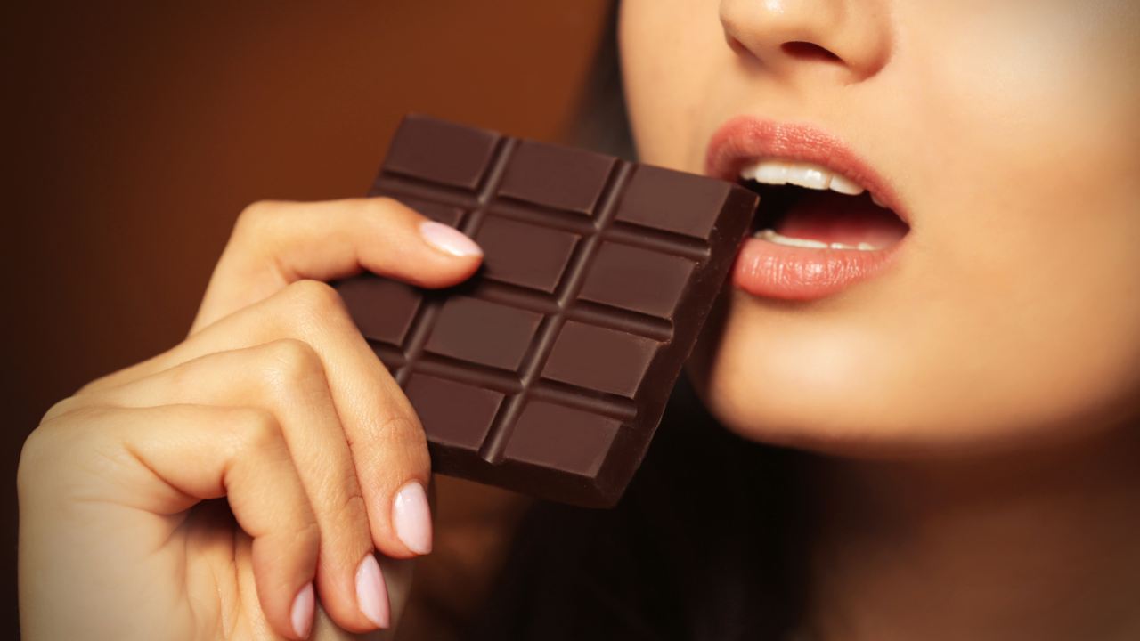 Donna che mangia cioccolato