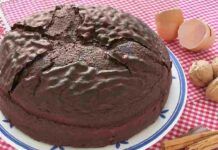 Di certo il mio Pan di Spagna è diverso da tutti gli altri, con cioccolato e noci l’ho trasformato in una merenda favolosa! Pan di Spagna con cioccolato e noci