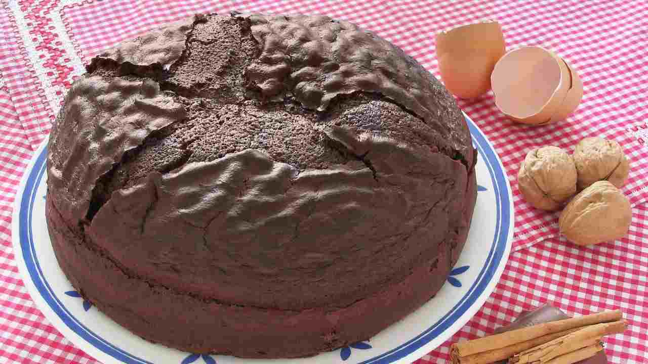 Pan di Spagna con cioccolato e noci