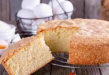 La prima volta è stata una scommessa, dovevo riciclare un vasetto rimasto in frigo: ma da quando faccio il Pan di Spagna così me lo chiedono tutti Pan di Spagna morbidissimo