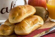 Quando preparo questi panini al latte super soffici, tutti chiedono il bis: li farcisci come vuoi e spariscono in un attimo! Panini al latte morbidosi