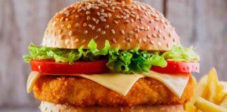 Panino con cotoletta di pollo e patatine RicettaSprint