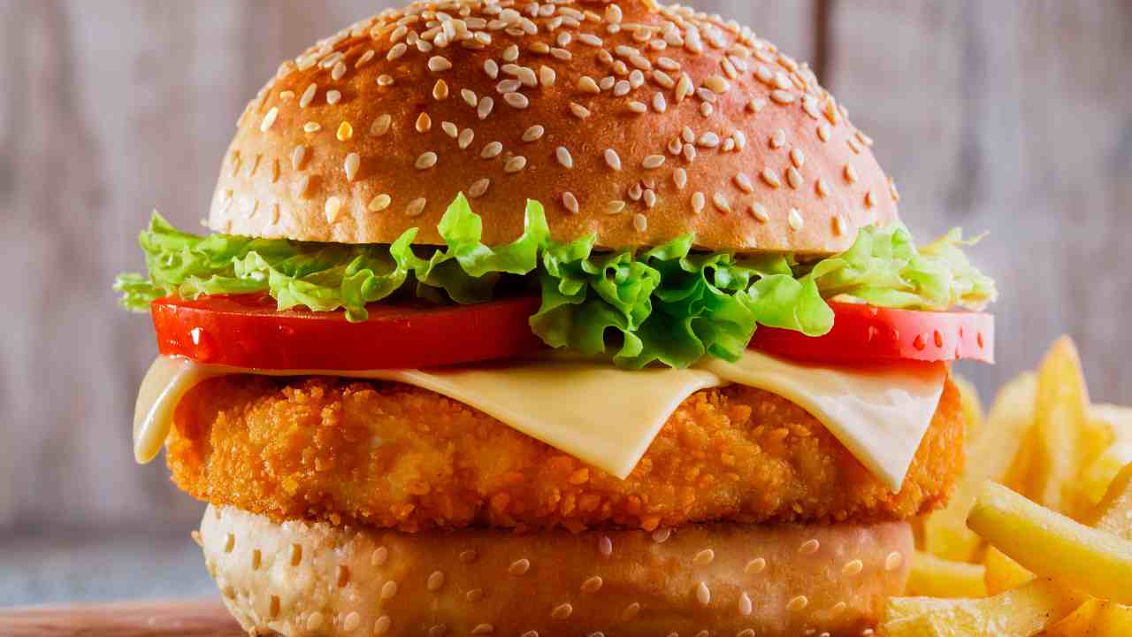 Panino con cotoletta di pollo e patatine RicettaSprint