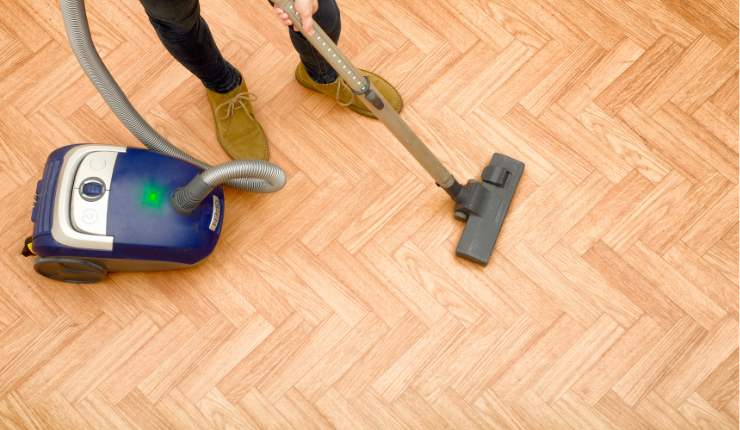 Passare l'aspirapolvere sul parquet RicettaSprint