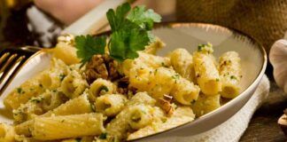 Pasta al pesto di tonno noci e limone