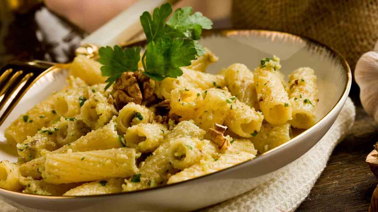 Pasta al pesto di tonno noci e limone