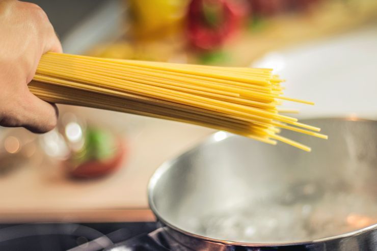 Pasta ca'muddica atturrata e pesto di asparagi RicettaSprint