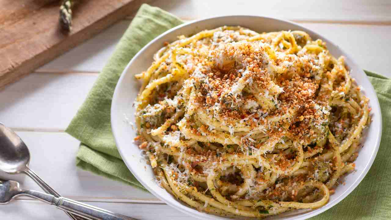 Pasta ca'muddica atturrata e pesto di asparagi RicettaSprint