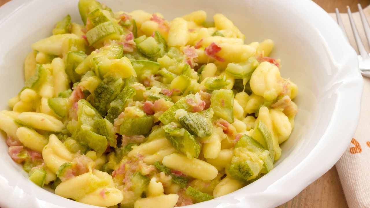 Pasta con zucchine e piselli