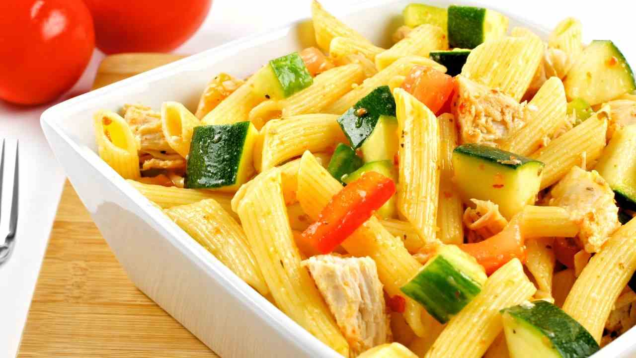 Pasta fredda con straccetti di pollo e zucchine