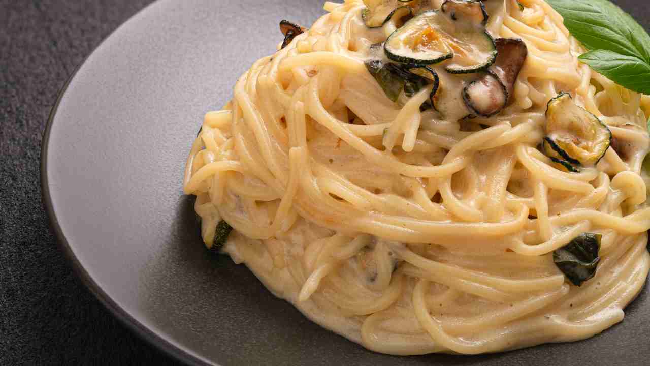 Pasta fredda cremosa con zucchine e yogurt