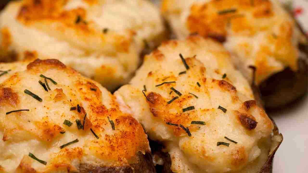 Patate ripiene alla paprika e scamorza