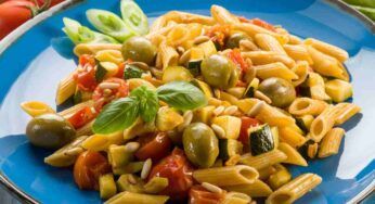 Preparo tutto in un’unica padella: le pennette zucchine e pomodorini così non stufano mai, il piatto fisso della mia estate