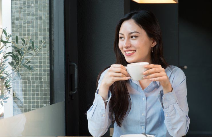 Ragazza che beve del caffè