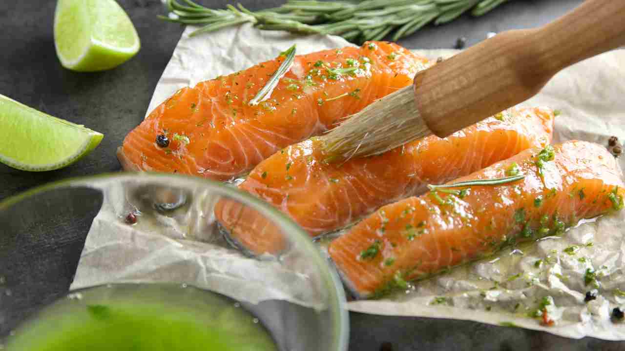 Pesce al forno? Ma solo con questa marinatura altrimenti non è pesce al forno. Prepararlo così