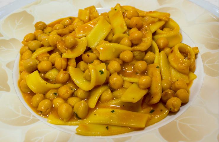 Pasta e ceci in piatto