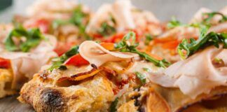 Pizza croccante con tacchino e pomodori RicettaSprint