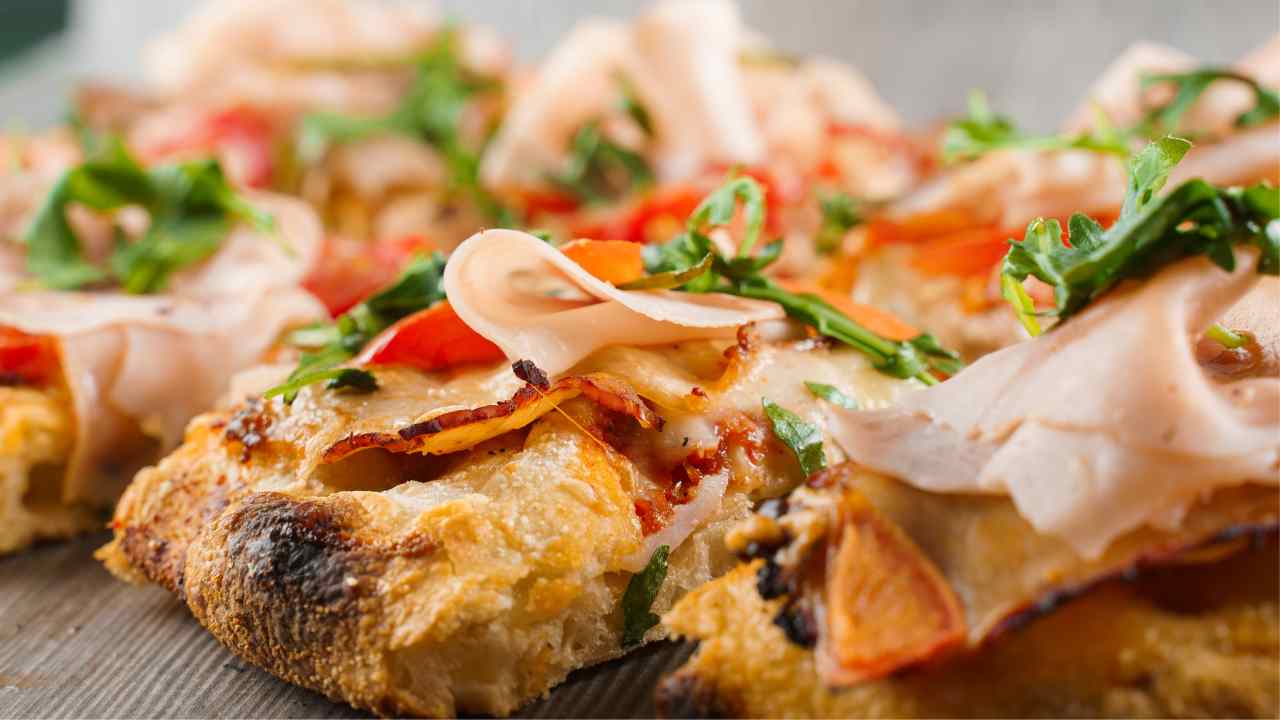 Pizza croccante con tacchino e pomodori RicettaSprint