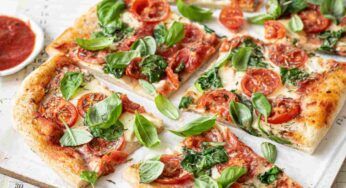 Ha l’aspetto di una pizza normale ma è tutta proteine: niente impasto, zero lievitazione, solo gusto e soddisfazione