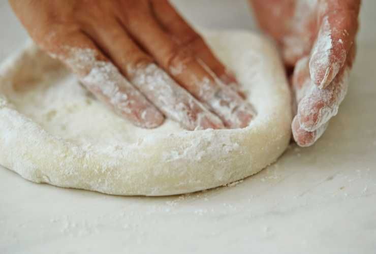 Pizza senza forno e senza lievitazione - RicettaSprint
