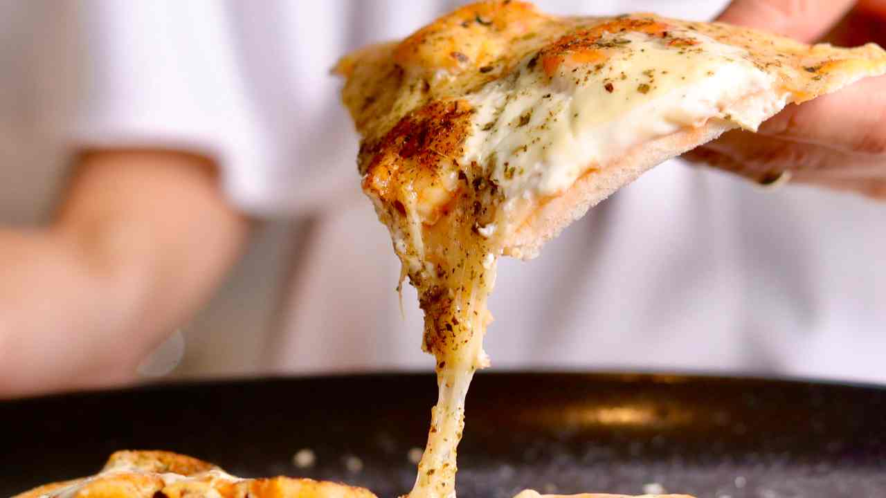 Pizza senza forno e senza lievitazione - RicettaSprint