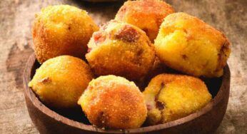 Croccanti fuori, cremose dentro: queste polpette con patate e salsiccia fanno sgarrare senza rimpianti pure chi sta a dieta