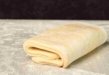 Preparo una pizza stasera ma con la pasta sfoglia. Sono a dieta e perciò la faccio così light che non ci sembra