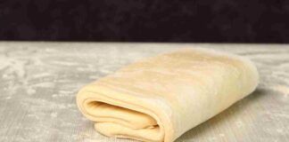 Preparo una pizza stasera ma con la pasta sfoglia. Sono a dieta e perciò la faccio così light che non ci sembra