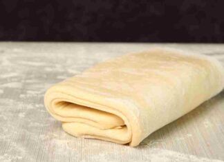 Preparo una pizza stasera ma con la pasta sfoglia. Sono a dieta e perciò la faccio così light che non ci sembra