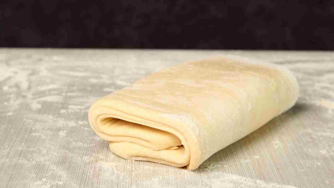 Preparo una pizza stasera ma con la pasta sfoglia. Sono a dieta e perciò la faccio così light che non ci sembra