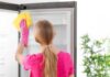 Donna che pulisce il frigo