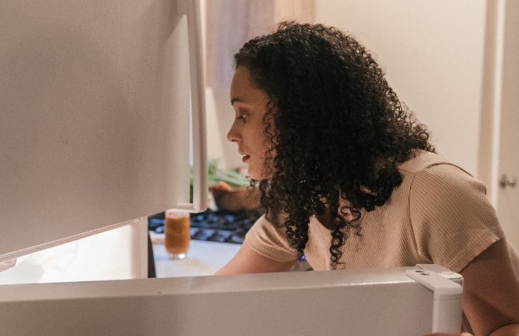 Donna apre il frigo