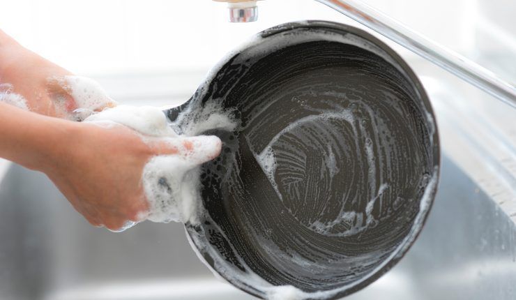 Pulire per bene la padella unta RicettaSprint