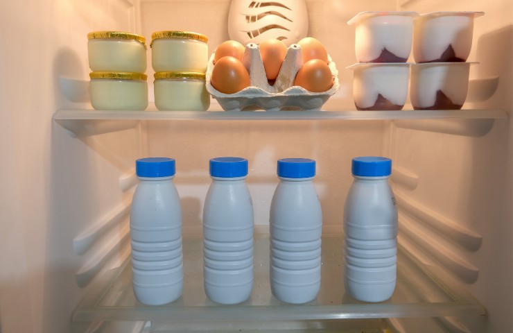 Bottiglie di latte in frigo