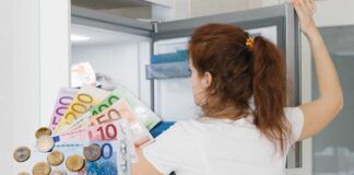 Donna col congelatore aperto